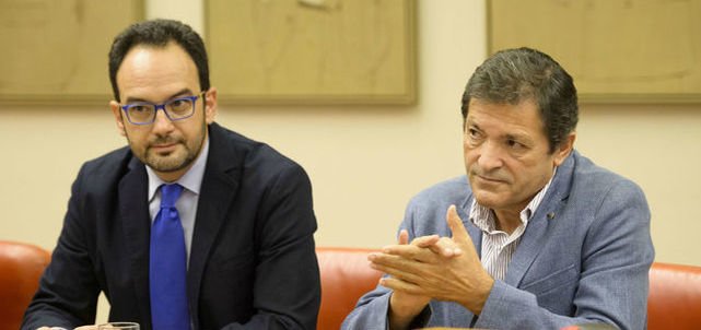 Antonio Hernando y Javier Fernández pretenden frenar lo que sería la indisciplina más clamorosa en los últimos años del Congreso de los Diputados